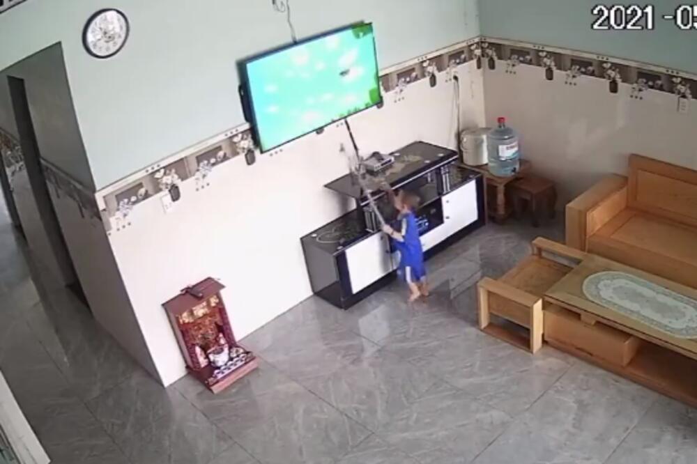 ŠTA ĆE SADA? Dete se igralo kraj televizora i samo se čuo PRASAK! Majka je dotrčala do sobe i ŠOKIRALA SE (VIDEO)