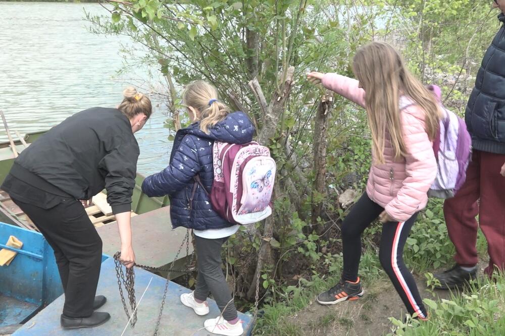 MAMA MARINA HEROINA! Svakodnevno prevozi decu ČAMCEM da bi došli do škole, drugog izbora NEMA (FOTO)