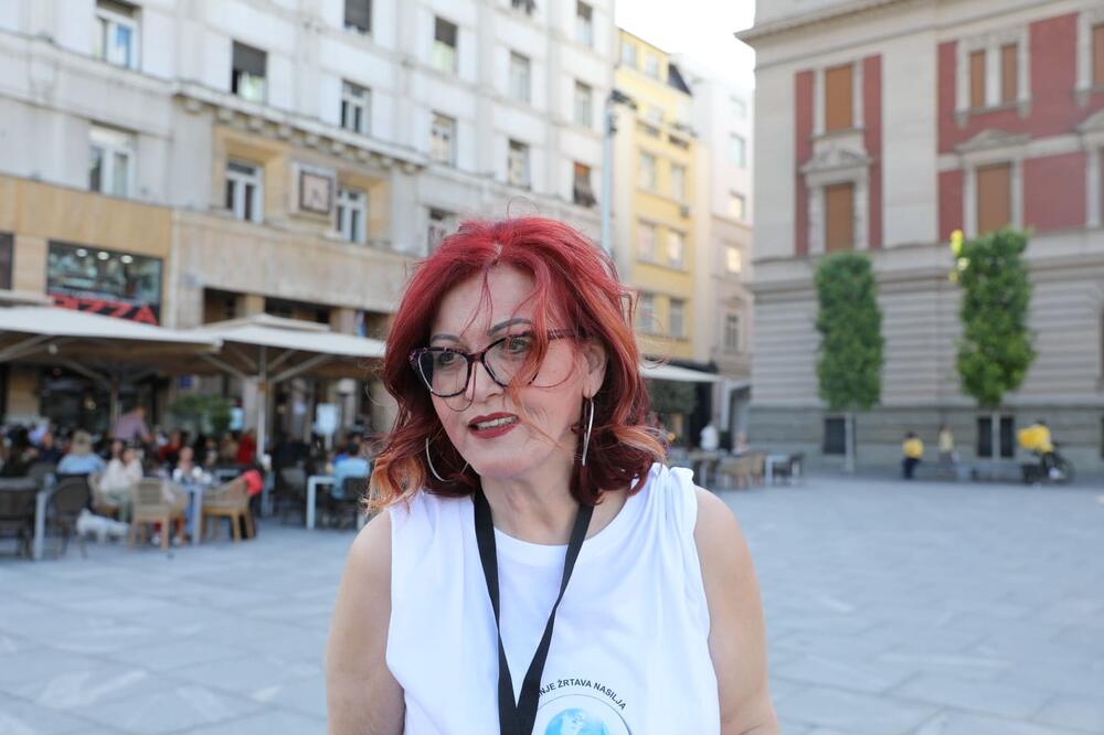 PERFORMANS NA TRGU REPUBLIKE U ZNAK SEĆANJA NA UBIJENE ŽENE! Udruženje Hajr - PODACI SU KATASTROFALNI! (FOTO)