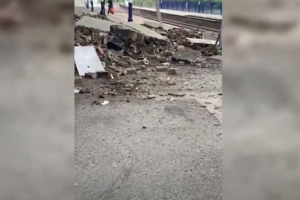 STRAVIČNO! Ljudi ČEKALI VOZ, a zatim se desio HOROR! Isplivao je i SNIMAK (VIDEO)