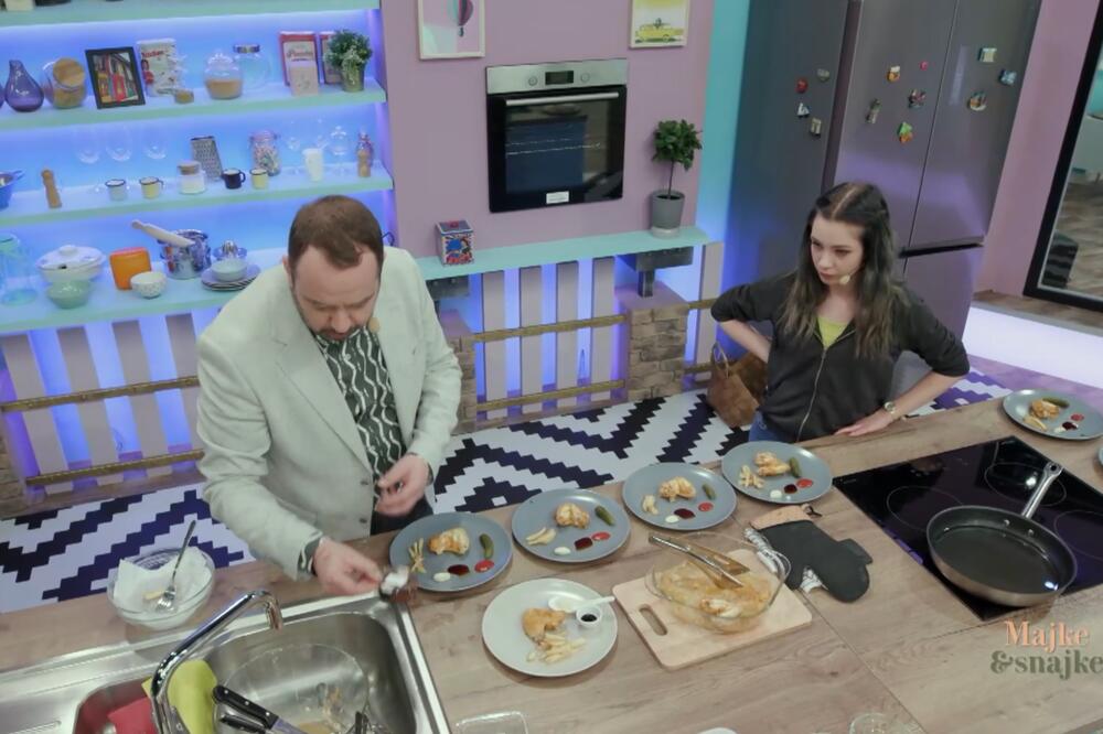 NIKADA NAPETIJA VEČERAŠNJA EMISIJA "MAJKE I SNAJKE": Voditelj zamerio Snajki VAŽNU STVAR, ona potpuno ZANEMELA!