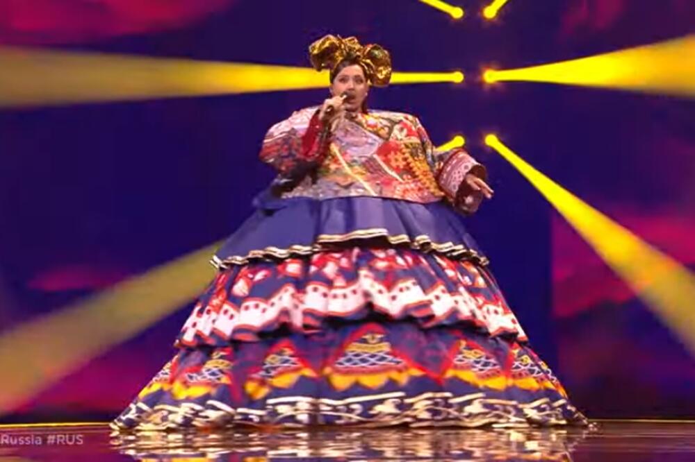 RUSKINJA NA PRVOJ POLUFINALNOJ VEČERI EVROSONGA ZAPALILA TAKMIČENJE: Trenutak kada SKIDA nošnju sa sebe postao MIM!