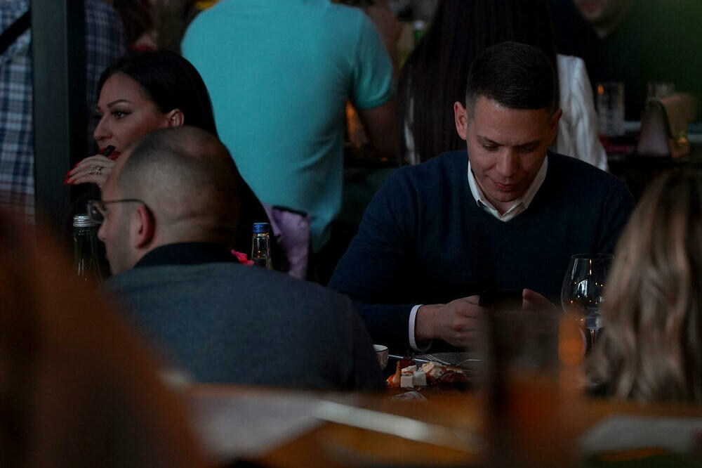 CECA RAŽNATOVIĆ LUMPUJE NA PROSLAVI ROĐENDANA SVOG DEČKA: Zavodi ga plesom i pogledom, ON POTPUNO OMAMLJEN! (FOTO)