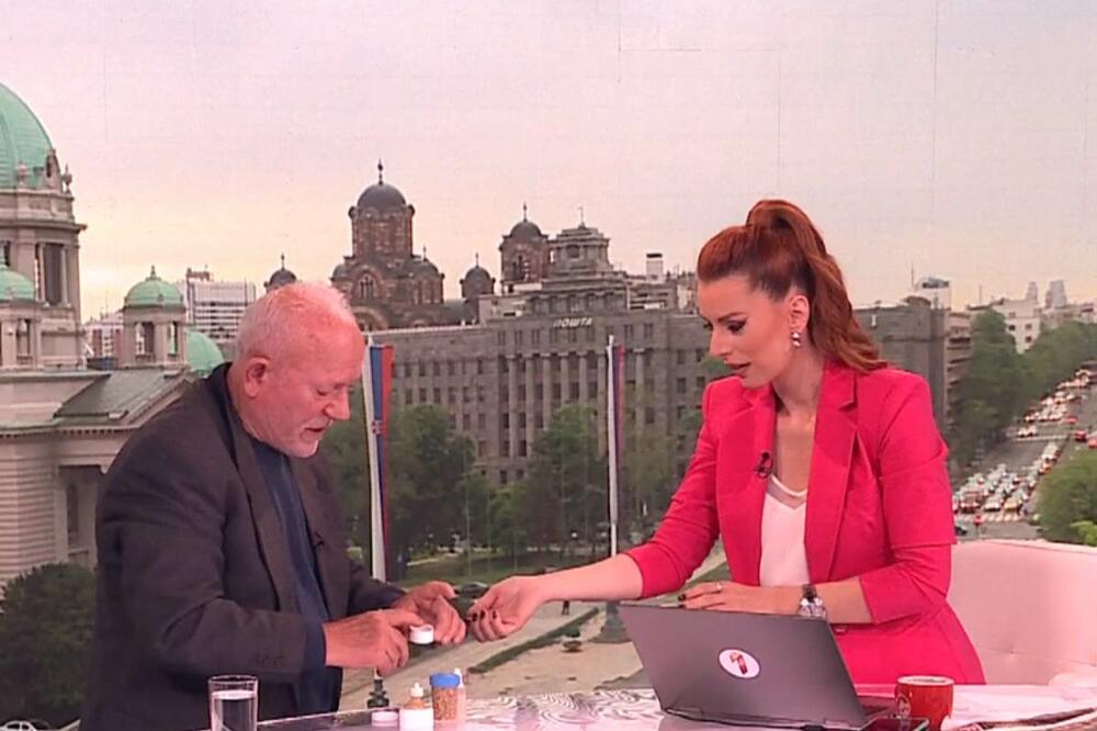 USRED JUTARNJEG PROGRAMA NAMAZAO VODITELJKI OTROV NA RUKU PA JOJ TEK ONDA REKAO! Zateko je u mestu, NIŠTA NE OSEĆA!