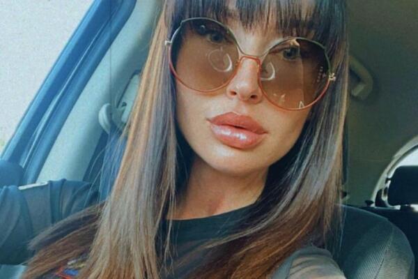 NEMIRNE GRUDI SAMO LANDARAJU NAOKOLO! PEVAČICA POKAZALA VIŠE NEGO ŠTO JE HTELA: Malo se ZANELA! (FOTO)