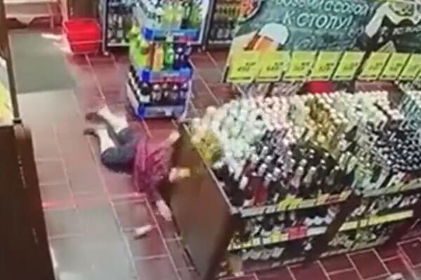 KRENULA PO PIĆE, PA LUPILA GLAVOM O POD! Starica pala nasred diskonta, nije stigla ni da se okrepi! (VIDEO)