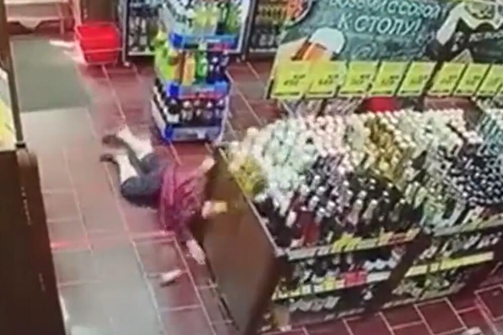 KRENULA PO PIĆE, PA LUPILA GLAVOM O POD! Starica pala nasred diskonta, nije stigla ni da se okrepi! (VIDEO)