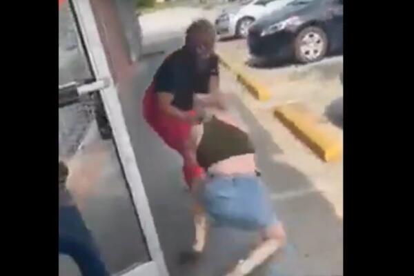 TUČA U PICERIJI, VUKLE SE ZA KOSU DO IZLAZA! Emili je htela preko reda, a majci je onda pao mrak na oči! (VIDEO)