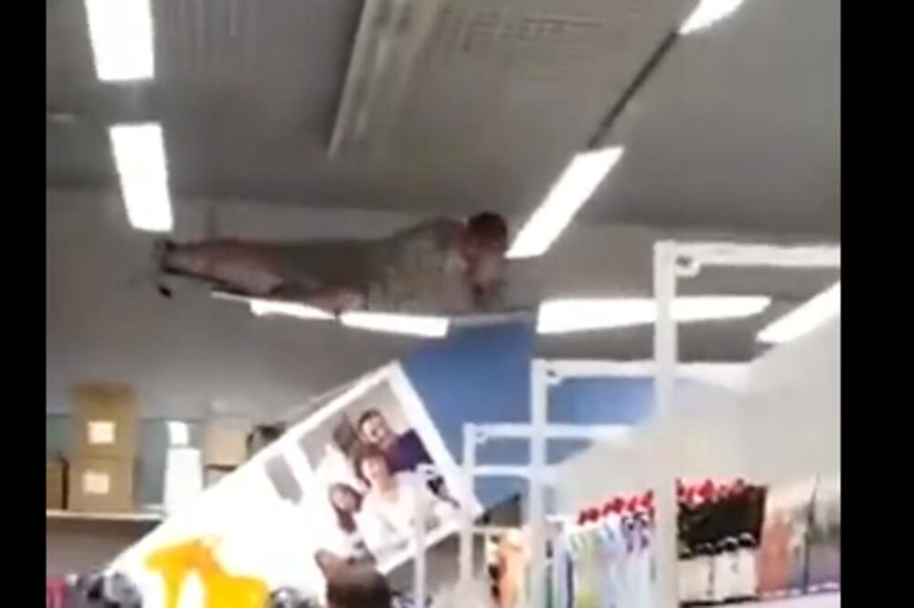 HAOS U SUPERMARKETU! Pijani momak pravio rusvaj po prodavnici, niko nije mogao da ga ZAUSTAVI! (VIDEO)