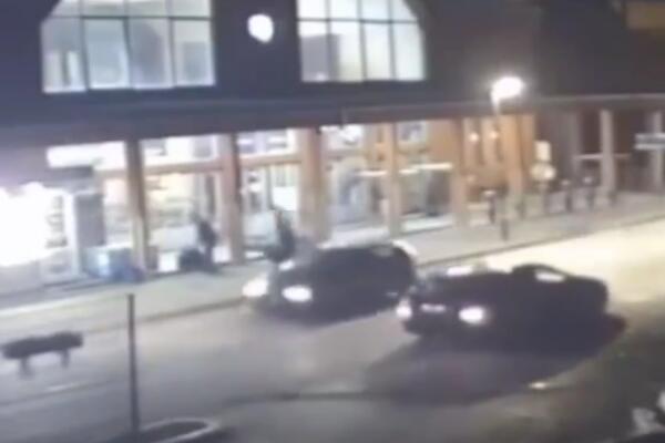 TEŠKA SAOBRAĆAJNA NESREĆA U PRIBOJU: Dok je PRETRČAVAO ulicu, auto se DIREKTNO ZAKUCAO u njega (UZNEMIRUJUĆI VIDEO)