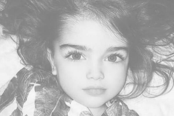 Devojčica sa viralne fotografije je živa i nalazi se u Rusiji