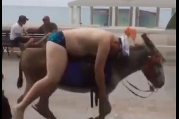 KRENUO KUĆI PIJAN PRVI DAN NAKON UKIDANJA KARANTINA: Policajci "umrli" od smeha kad su videli na čemu je! (VIDEO)