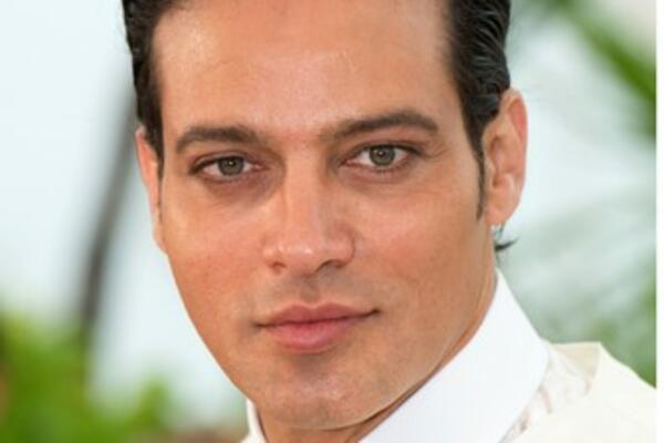 ŽENE IZ CELOG SVETA SU LUDELE ZA NJIM,A SADA JE PRIZNAO DA JE HOMOSEKSUALAC: Poznat je kao neodoljivi MAFIJAŠKI BOS