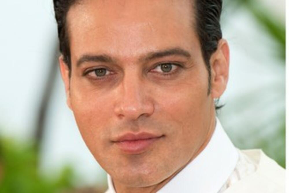 ŽENE IZ CELOG SVETA SU LUDELE ZA NJIM,A SADA JE PRIZNAO DA JE HOMOSEKSUALAC: Poznat je kao neodoljivi MAFIJAŠKI BOS