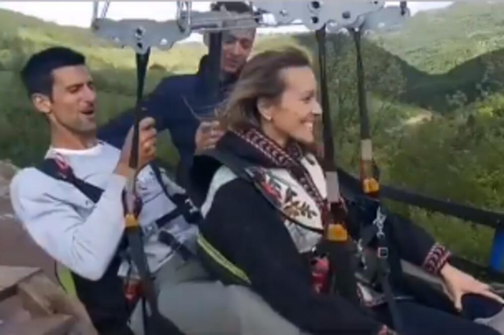 ĐOKOVIĆI U LJUBIŠU: Otvorili vrtić, pevali pesmice, provozali se ziplajnom, a NOVAK upoznao velikog RŠUMA! (VIDEO)
