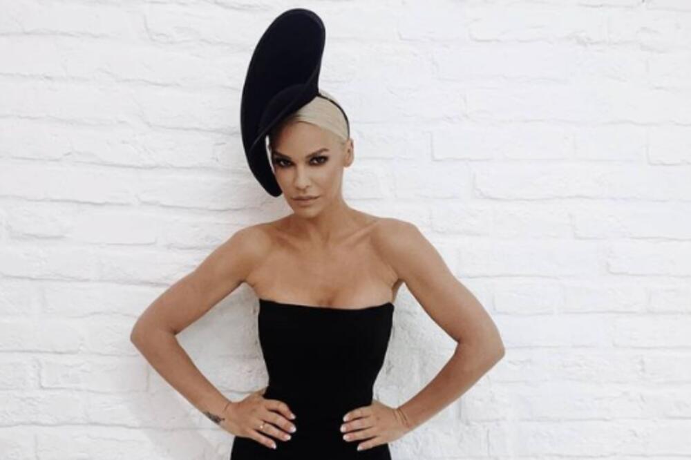 NATAŠA BEKVALAC OPČINJENA ZAVODLJIVIM GLUMCEM: Poslala mu čak i LJUBAVNU PORUKU, a tek da pročitate SADRŽAJ! (FOTO)