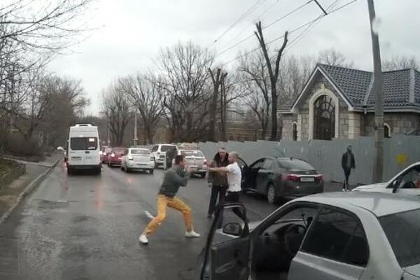 DVOJICA NABILDOVANIH FRAJERA KRENULI DA SE TUKU NASRED ULICE: Ali ponekad izgled zna da ZAVARA (VIDEO)