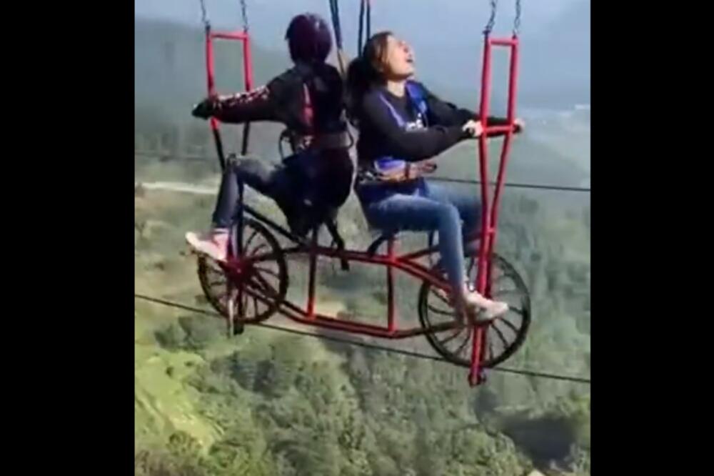 PA ONI NISU NORMALNI! Pojavila se nova EKSTREMNA atrakcija u svetu! ZALEDIĆETE SE KADA BUDETE ODGLEDALI! (VIDEO)