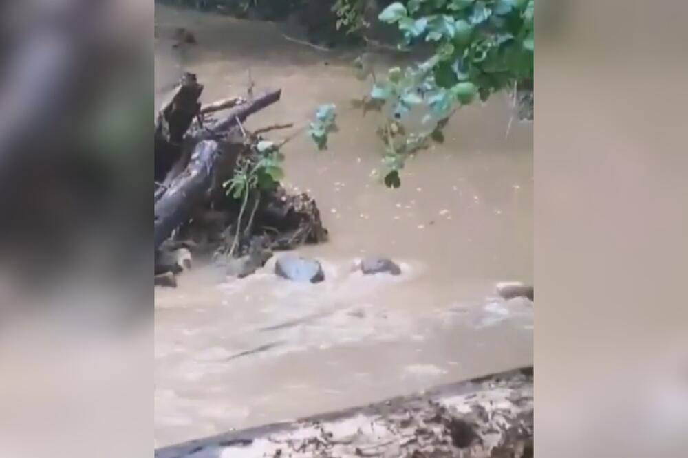 U LALINCIMA NEVREME ODNELO PUT! BUJICA nosila SVE PRED SOBOM, pričinjena OGROMNA ŠTETA (FOTO)