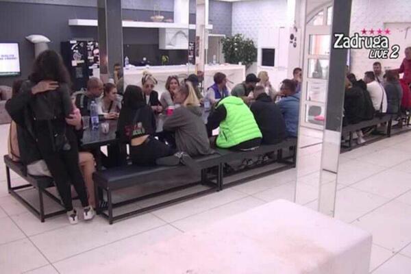 FRANA IZDALI I DEVOJKA I DRUG! Ša pronašao drugu devojku za RAZONODU, zadrugari primetili da se MUVAJU!