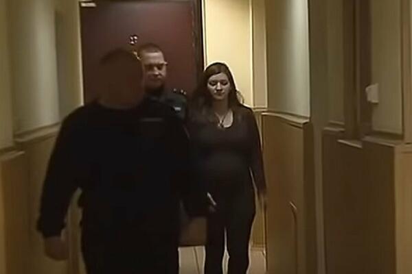 MARINA I ANASTASIJA TERALE VRŠNJAKINJU NA ODVRATNE STVARI U SE*SU: Zbog 1 stvari NIKADA NEĆE MOĆI DA IMA DECU