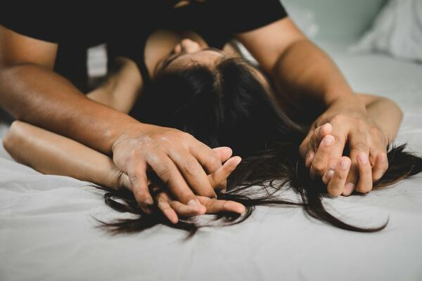 SKANDAL KOJI JE SVE ŠOKIRAO: Glumac optužen za SILOVANJE, u sve upletena CRKVA