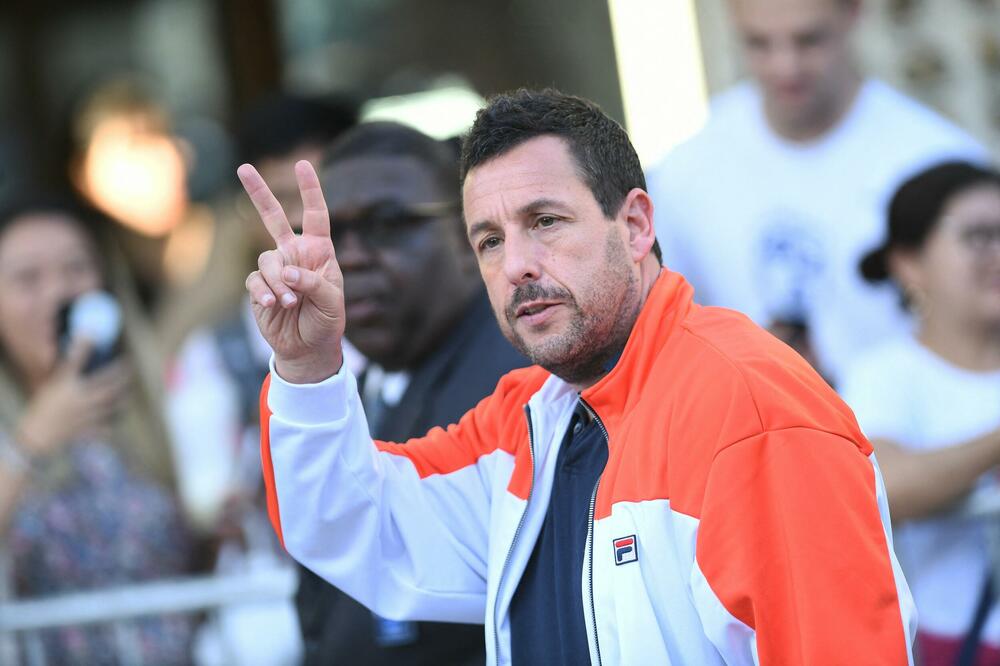 NAKLON DO PODA! Omiljeni glumac uradio nešto što od zvezde NIKO ne očekuje! (VIDEO)