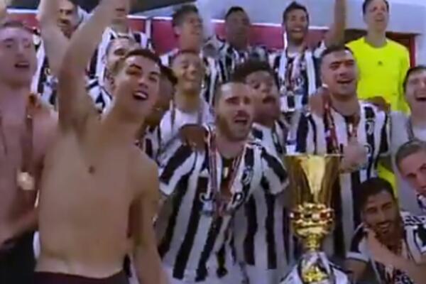 RONALDO U DONJEM VEŠU PROSLAVLJAO OSVAJANJE TROFEJA KUPA! Posle je sa njim zaspao u zagrljaju (VIDEO)