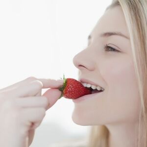 AKO JAGODE JEDETE NA OVAJ NAČIN, UNIŠTAVAJU VAM JEDAN DEO TELA! Da li i vi pravite istu grešku kao 99% ljudi?