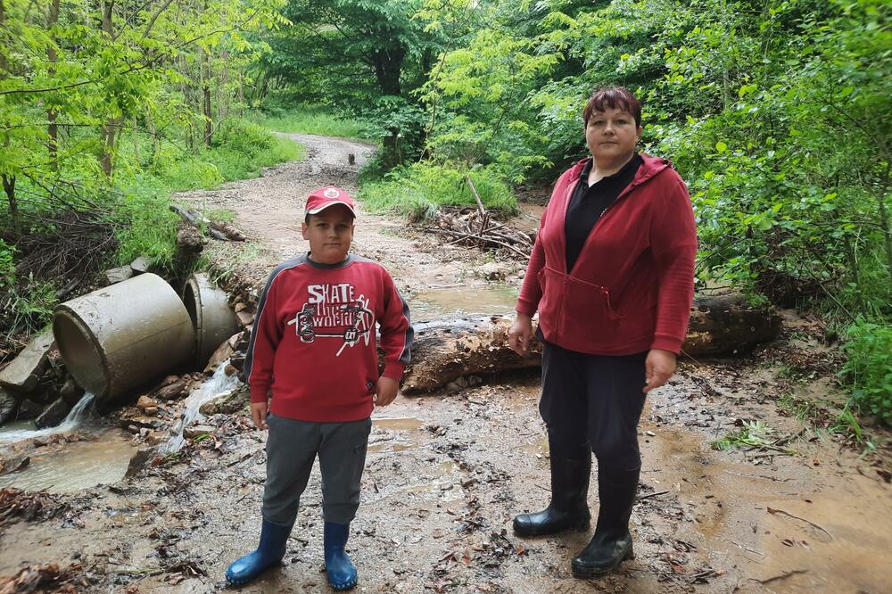 NIKOLIĆI IZ SELA LALINCI NE PRESTAJU DA STRAHUJU: Pitanje trenutka kada će POTOK ODNETI CEO PUT, satima su bez vode