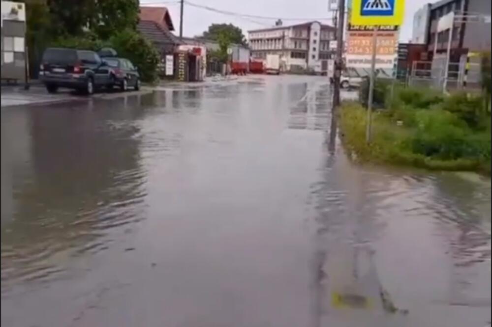 NA OVČANSKOM PUTU STVORILO SE JEZERO! Nevreme urnisalo deo Beograda, kako će ljudi da izađu iz kuća? (FOTO)