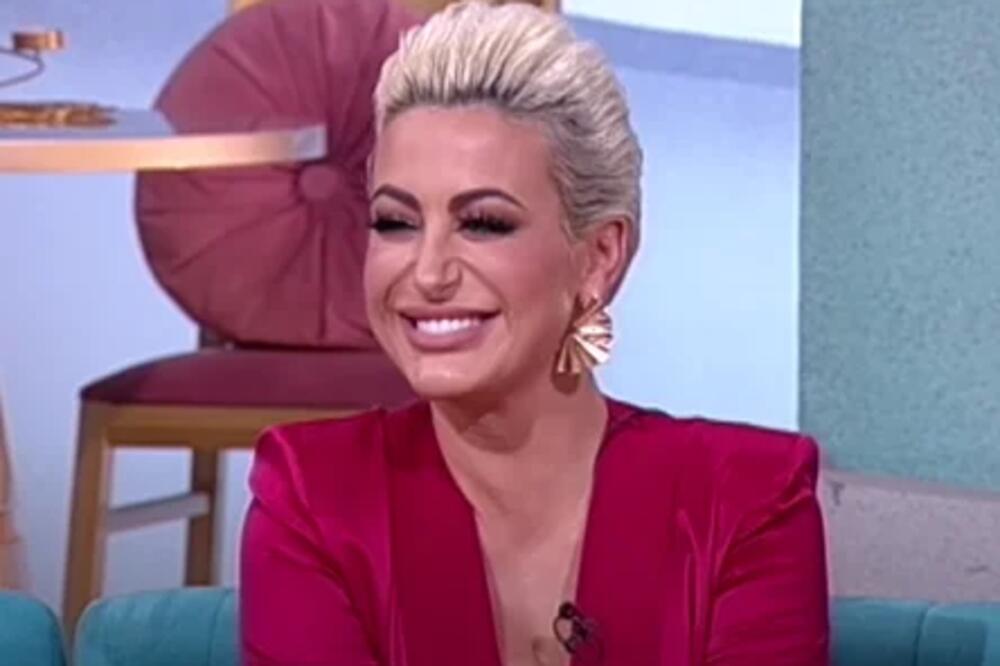 ISPLATILI SE SILIKONI I KOREKCIJE! DUŠICA POKAZALA KAKO GORI U 40. GODINI: Izvajano telo za sve pare! (FOTO)