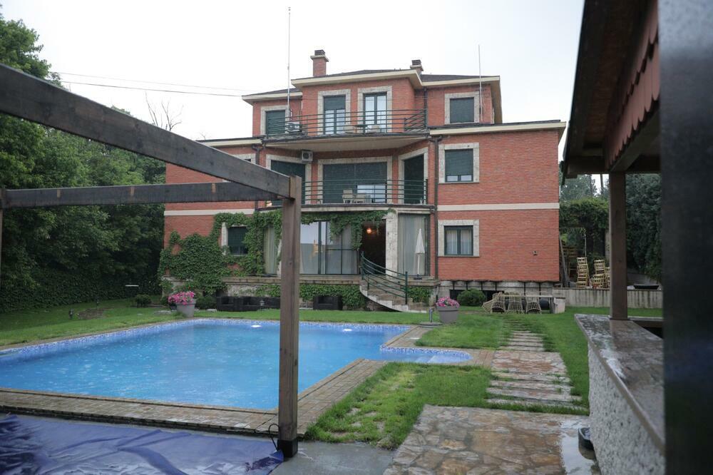 ŠIROKO! KETI GRUJIĆ PRAVI FEŠTU U LUKSUZNOJ VILI U BEOGRADU: Skriveno od očiju javnosti samo za bliske prijatelje!