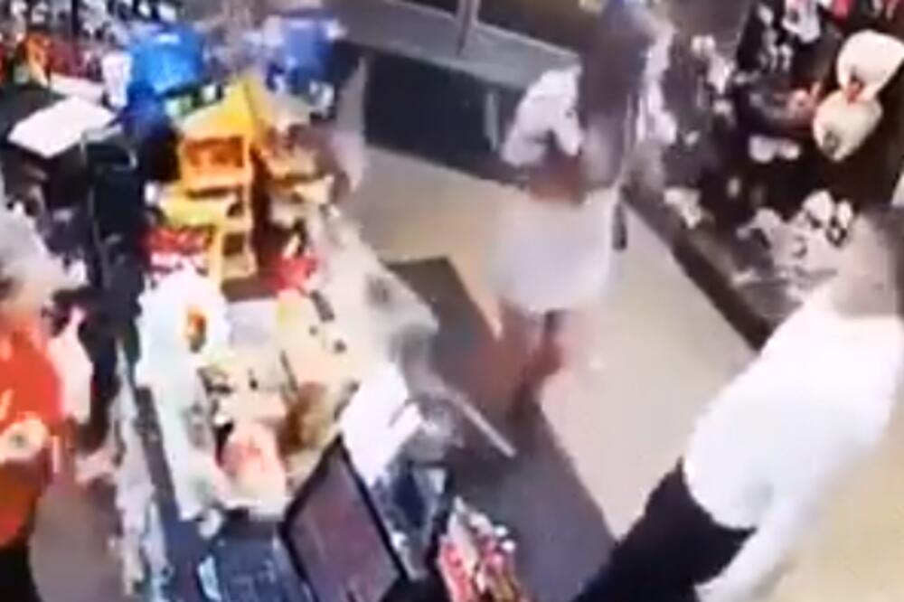 FLAŠA GAZIRANOG PIĆA ZAMALO DA UBIJE ČOVEKA! Dobro ste pročitali, imao je veliku sreću (VIDEO)