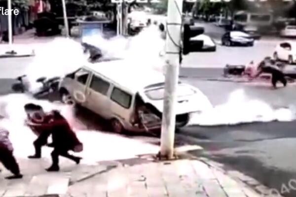 EKSPLODIRALA CELA RASKRSNICA, PEŠACI ODLETELI U VAZDUH! Snimljene jezive scene u severnoj Kini! (VIDEO)