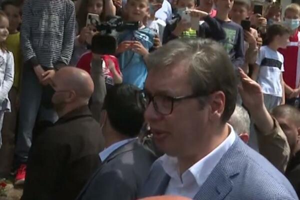 VUČIĆ U PRIBOJU: Hvala na veličanstvenom dočeku, biće ovde još fabrika! Građani skandirali: ''VULE, VULE!'' (VIDEO)