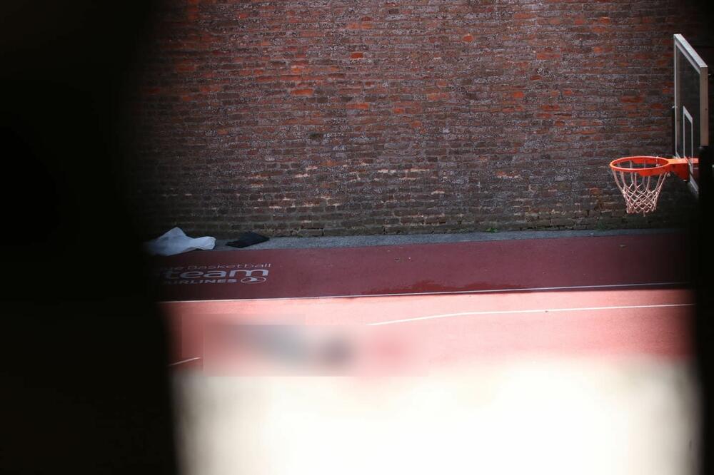 JEZIVE SCENE NA KALEMEGDANU: Svuda krv, telo čoveka na košarkaškom terenu! (FOTO)