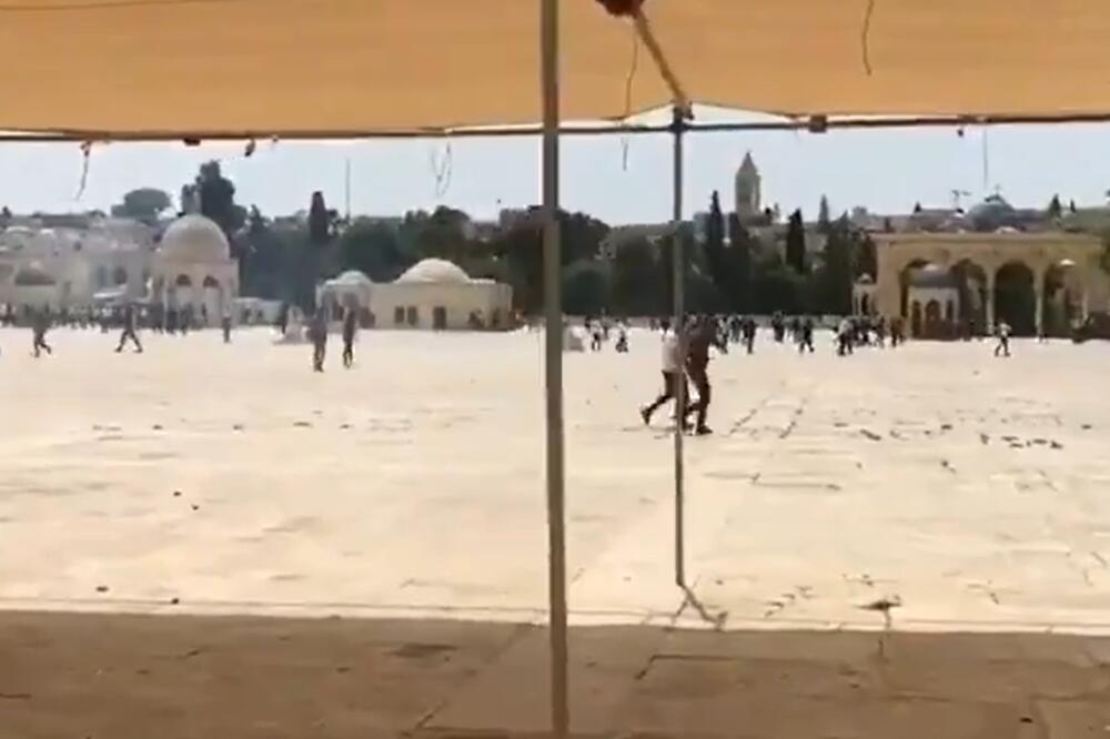 NOVI NEREDI U JERUSALIMU! Palestinci bacaju kamenje na policiju, a službenici im uzvraćaju ŠOK BOMBAMA! (VIDEO)