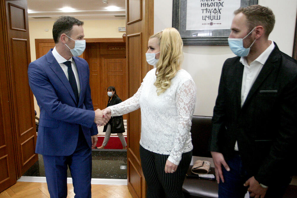 OVA ŽENA KOJA SE RUKUJE SA SINIŠOM MALIM JE JEDNA OD NAJSREĆNIJIH U SRBIJI! Dobila je veliku NAGRADU