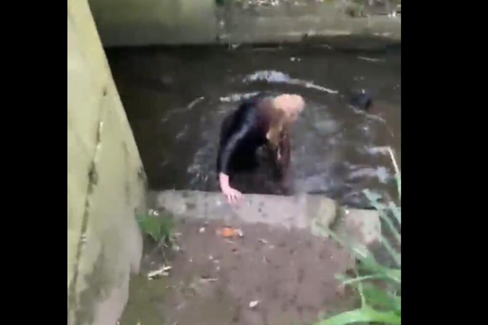 ALKOHOL DEFINITIVNO NIJE ZA SVAKOGA! Gospođa pokušala da se popne, okliznula se i završila u KANALU! (VIDEO)