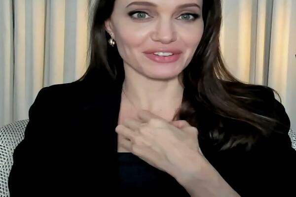 STRAŠNO! ANĐELINA DŽOLI POZIRALA PREKRIVENA PČELAMA: Iza tog čina krije se VAŽNA PORUKA!