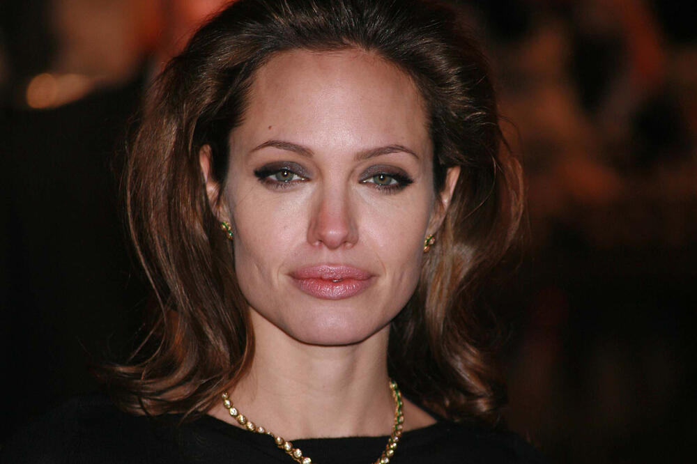 ANĐELINA DŽOLI UHVAĆENA SA BIVŠIM MUŽEM! Nekada je njegovo ime pisala SVOJOM KRVLJU, a sada mu nosi PIĆE!