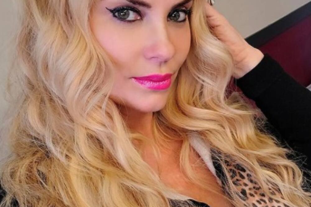 AMERIČKA STARLETA SRPSKOG POREKLA JE PUNA SILIKONA: Pojavila se fotka koju sigurno NIJE HTELA DA VIDIMO!