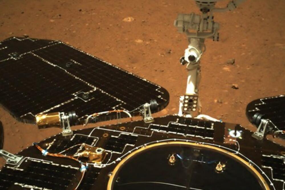 KINESKI ROVER SE SPUSTIO NA POVRŠINU MARSA: Veliki korak za Kinu, ali i za čovečanstvo! (FOTO)
