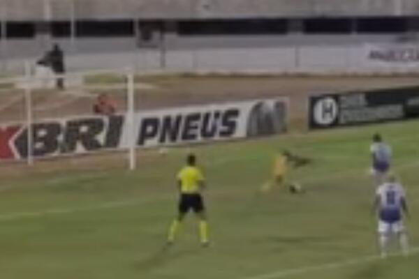 GOLMAN POKUŠAO DA NASAMARI I PROTIVNIKA I SUDIJU: Međutim, samo se izblamirao - NESVAKIDAŠNJE BRANJENJE PENALA!