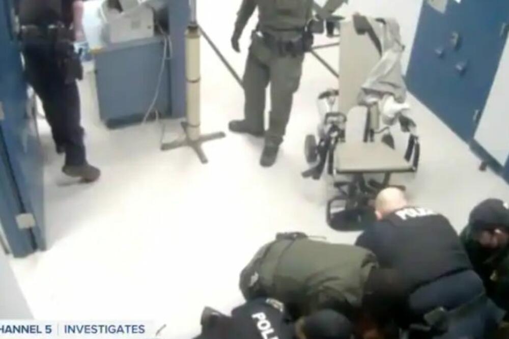 POLICAJCI GA PRIKOVALI ZA POD I DRŽALI TAKO DOK NIJE UMRO! Objavljeni video snimci (VIDEO)