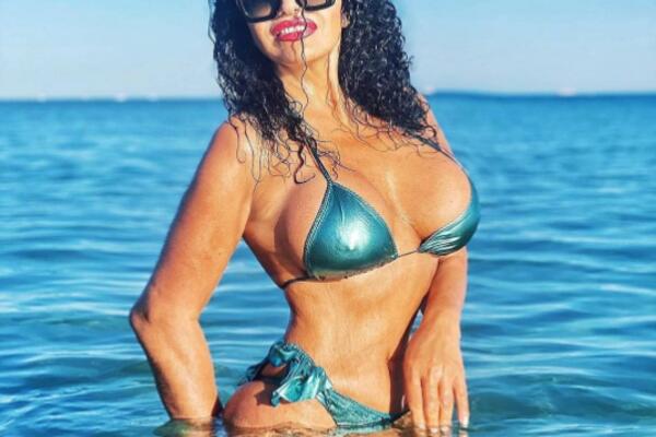 LIDIJA VUKIĆEVIĆ POLUGOLA I OKUPANA BELOM STVARI, SLIKA IZAŠLA U JAVNOST: Sedi i smeje se, ŠOK DOKAZ (FOTO)