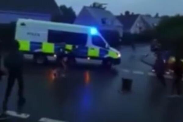 VELIKI NEREDI U VELSU: Više od 200 građana se sukobilo s policijom! (VIDEO)
