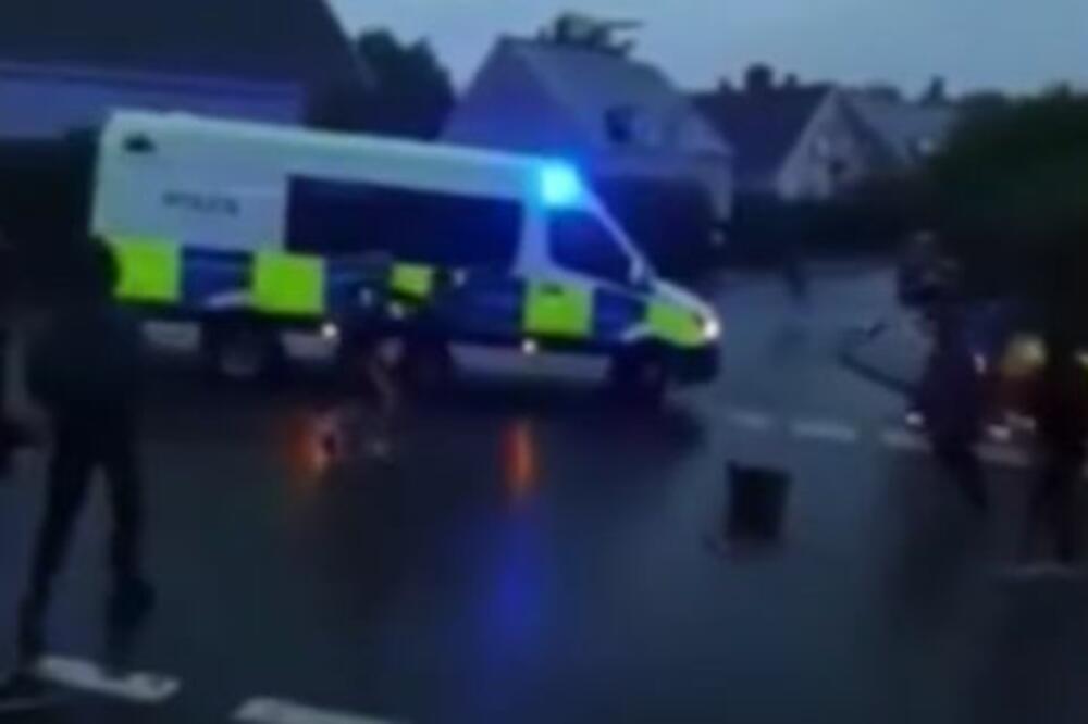 VELIKI NEREDI U VELSU: Više od 200 građana se sukobilo s policijom! (VIDEO)