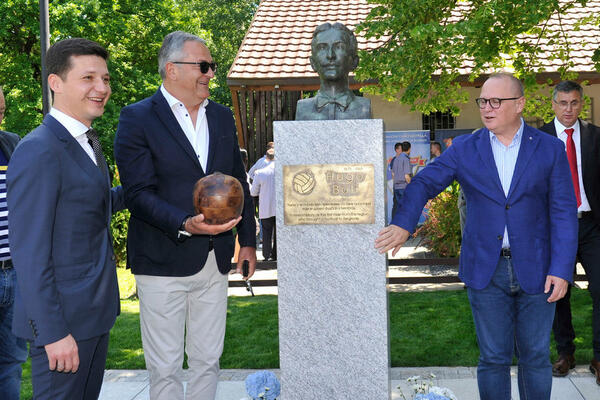 OTKRIVEN SPOMENIK JEDNOM OD NAJVAŽNIJIH BEOGRAĐANA: Život mu je imao TRAGIČAN KRAJ, a svima nam je promenio ŽIVOTE!